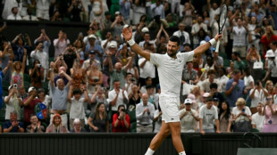 Djokovic sofre, mas vence Auger-Aliassime e vai enfrentar Sinner nas semis de Wimbledon