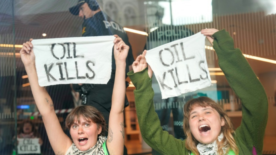 Extinction Rebellion y Greta Thunberg bloquean una avenida y un banco en Noruega