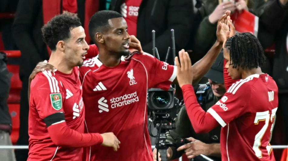 Chelsea e Liverpool sofrem, mas avan&ccedil;am na Copa da Liga Inglesa