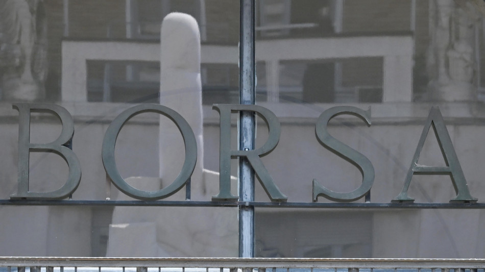 Borsa: Milano chiude in calo (-0,69%), maglia nera in Europa