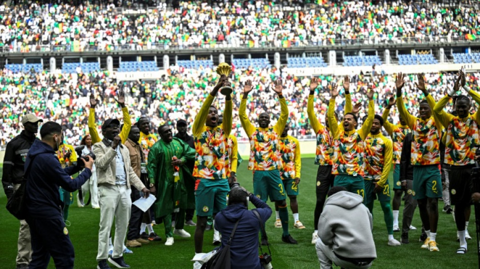 Foot: le S&eacute;n&eacute;gal, d&eacute;chu de son titre, exhibe le troph&eacute;e de la CAN et bat le P&eacute;rou