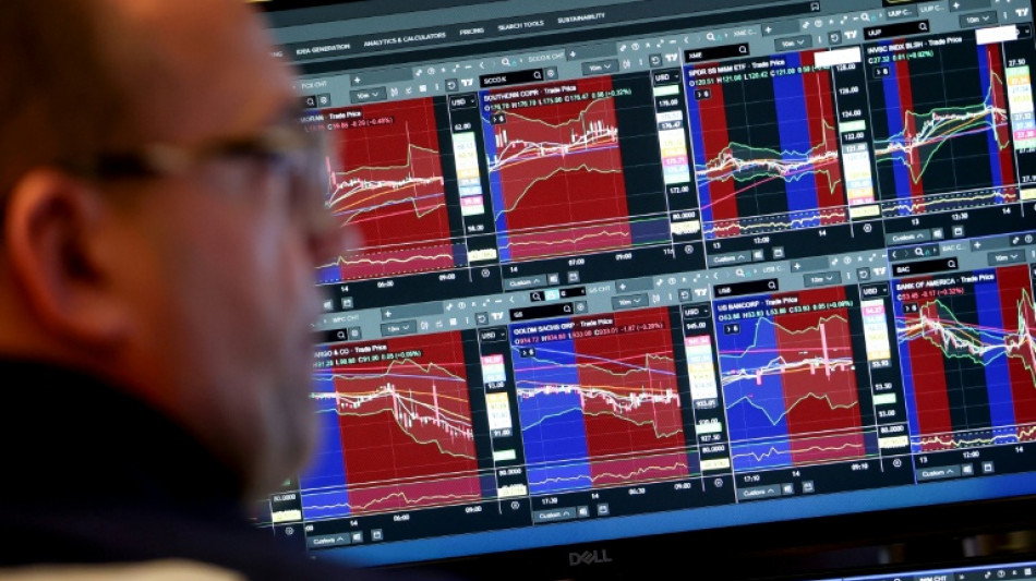 Wall Street en hausse, pr&ecirc;te &agrave; accueillir l'emploi am&eacute;ricain