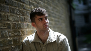 Dos jóvenes británicos acusan a su madre conspiracionista de la muerte de su hermana por cáncer