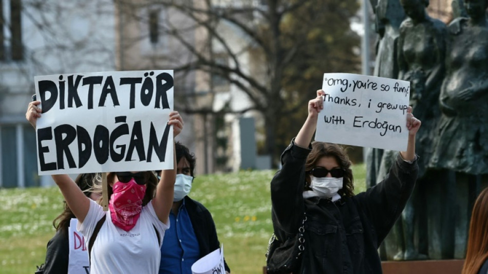 Turkey escalates media crackdown over protest coverage