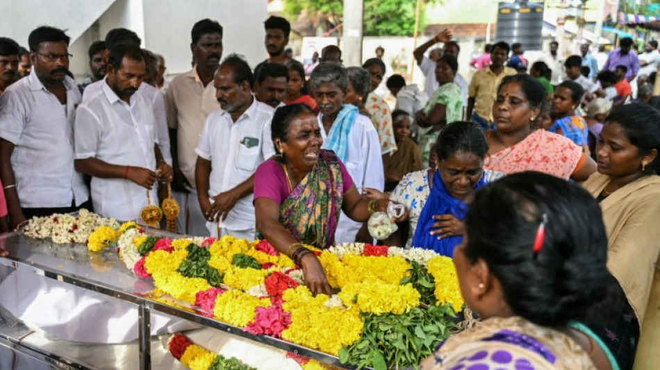 N&uacute;mero de mortos por bebida adulterada na &Iacute;ndia sobe para 53