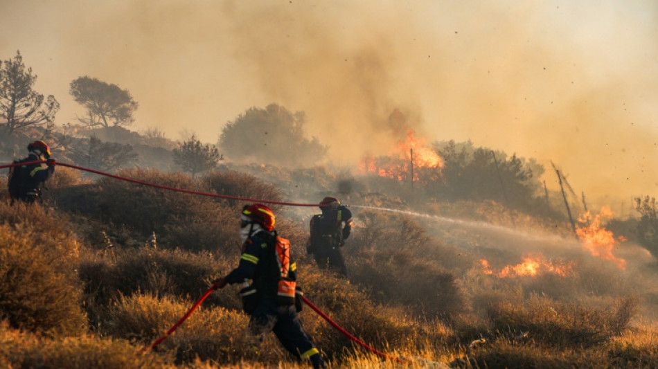 La Gr&egrave;ce en lutte contre des incendies en Cr&egrave;te et pr&egrave;s d'Ath&egrave;nes