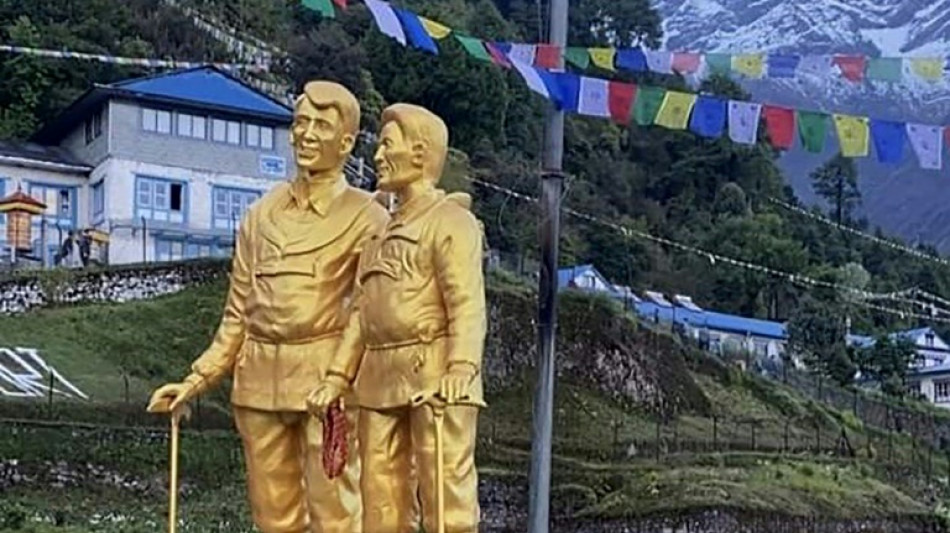 70&egrave;me anniversaire de l'ascension de l'Everest: des statues de Hillary et Tenzing d&eacute;voil&eacute;es au N&eacute;pal