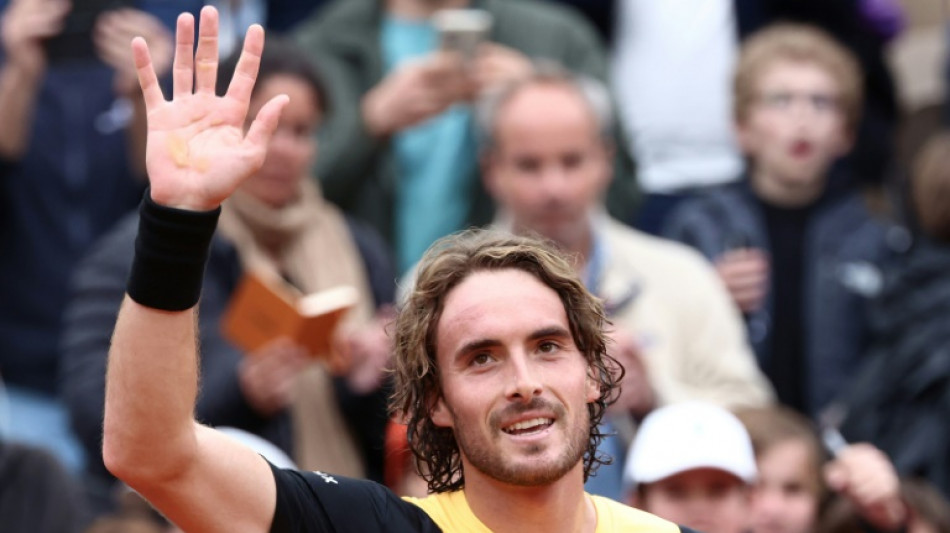 Tsitsipas cede set, mas avan&ccedil;a &agrave; 3&ordf; rodada de Roland Garros
