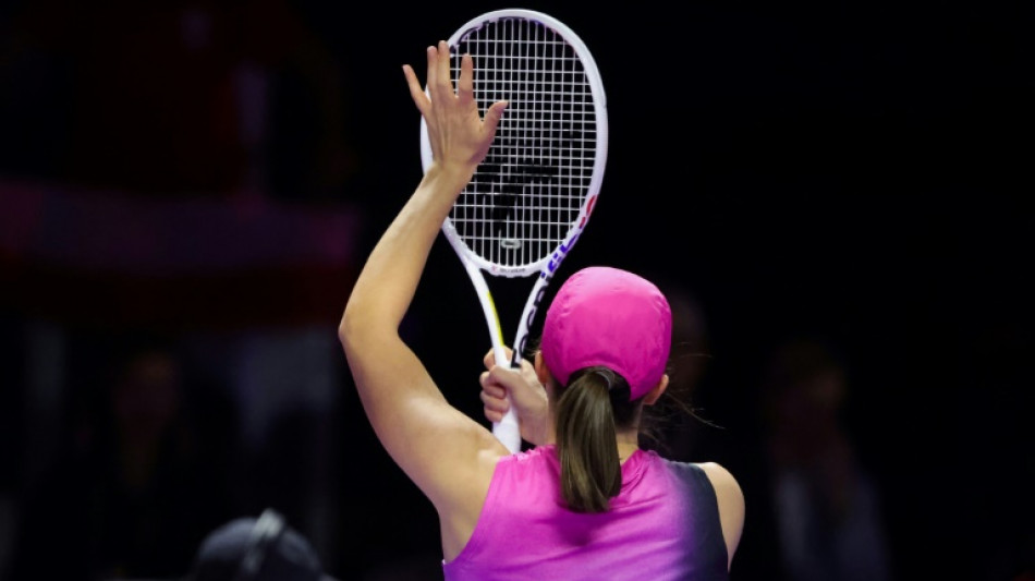 Swiatek volta &agrave;s quadras com vit&oacute;ria de virada sobre Krejcikova no WTA Finals