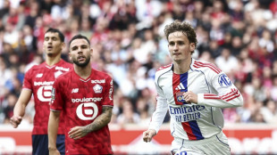 Lyon vence Lille e alcan&ccedil;a o l&iacute;der PSG