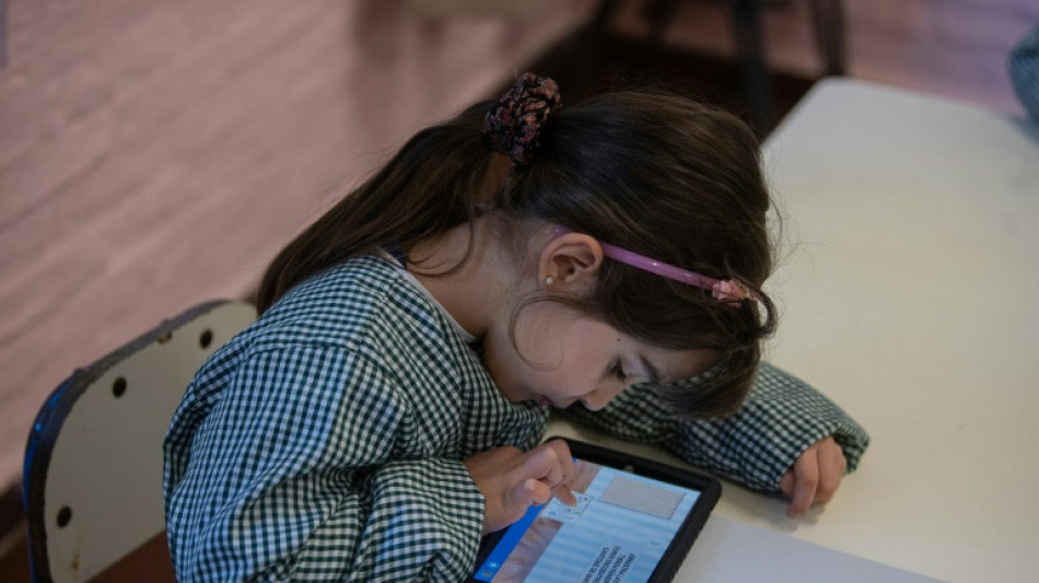 Surexposition des enfants aux &eacute;crans: les d&eacute;put&eacute;s macronistes proposent un texte