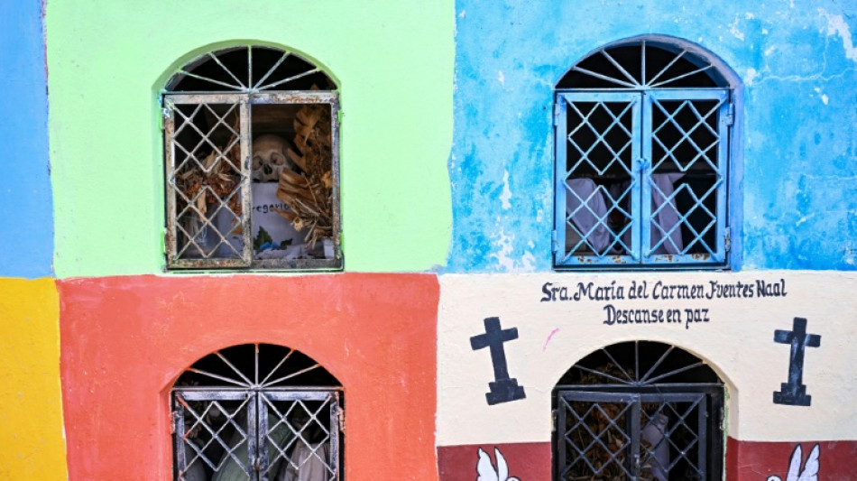 Au Mexique, bain de soleil pour les défunts avant le Jour des morts