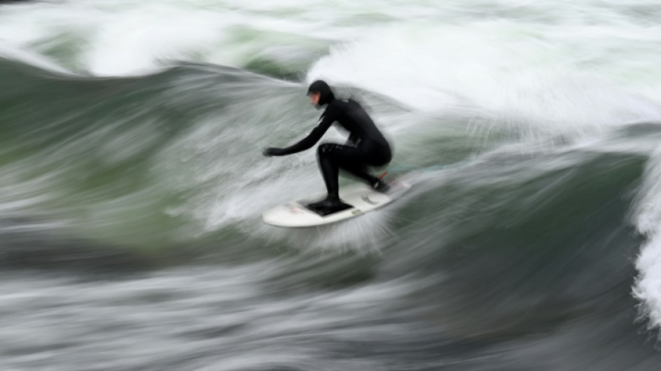 Nach Surfunfall im Eisbach in München: Frau stirbt an Verletzungen