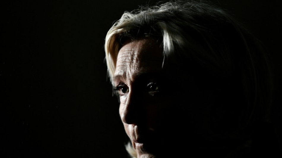 Futuro político da ultradireitista Le Pen está em jogo na Justiça francesa