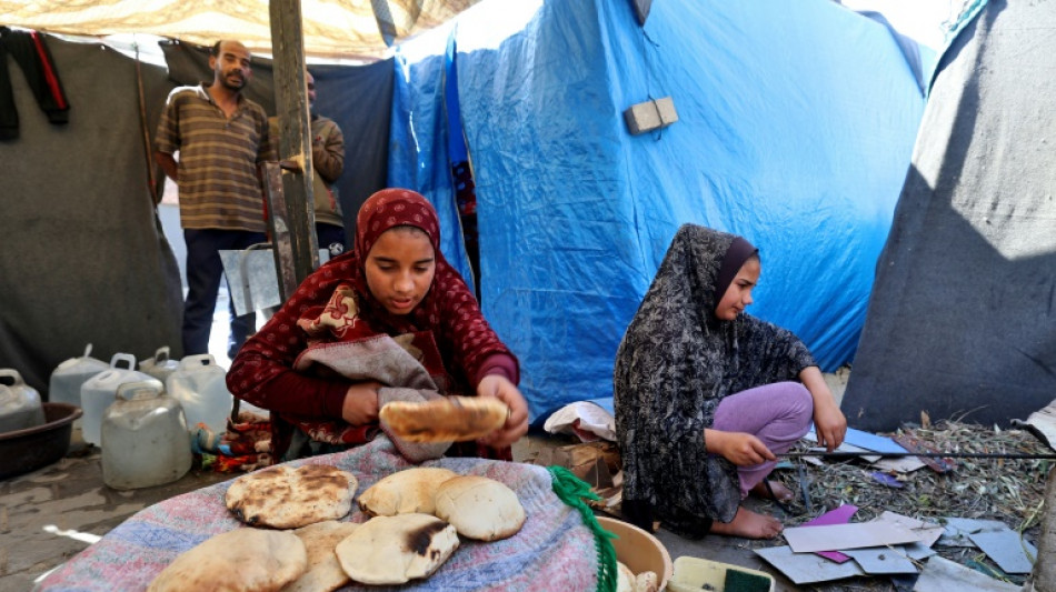 Voluntários movem céus e terras para assar pão em Gaza