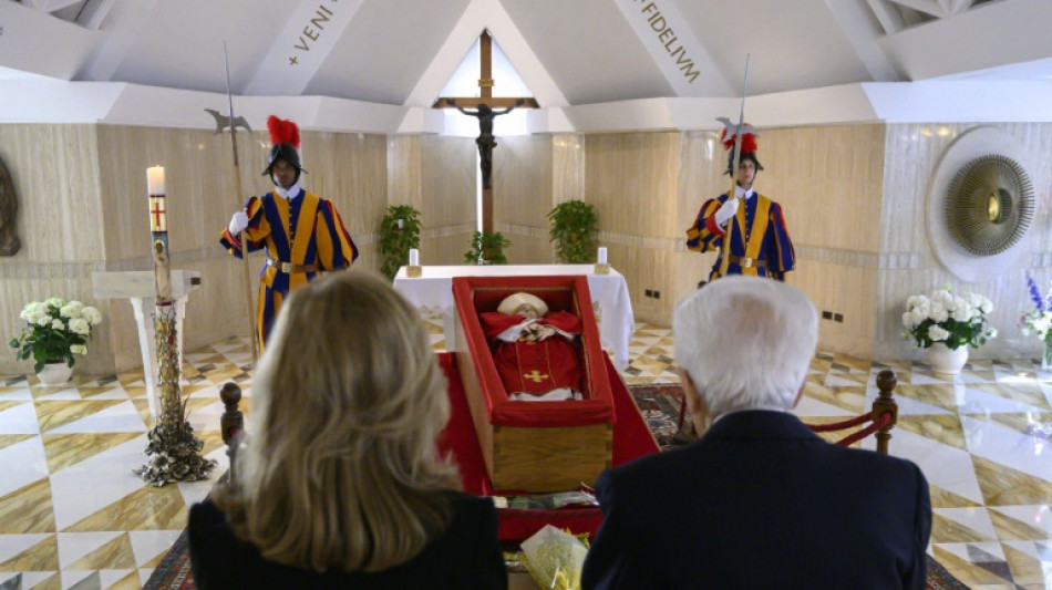 'Família' vaticana de papa Francisco presta homenagem emocionante e íntima