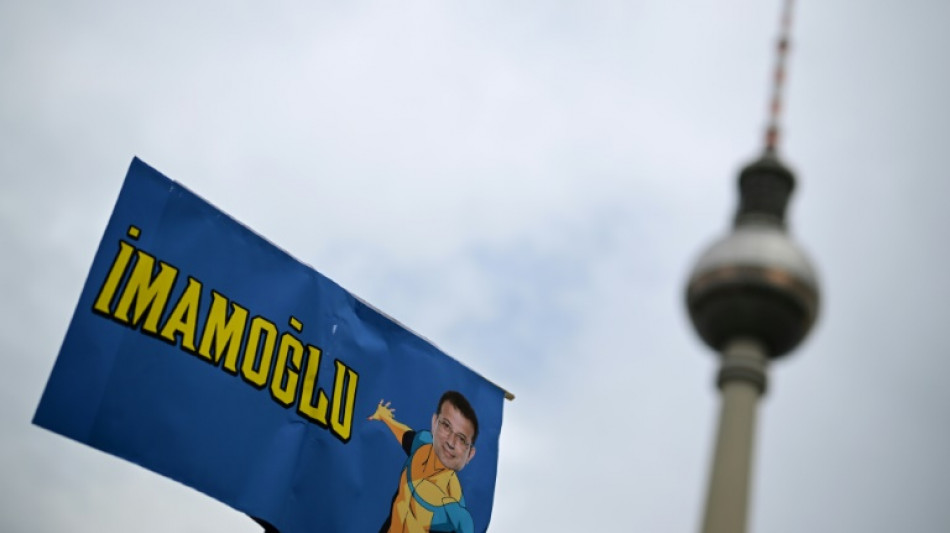 Hunderte Menschen protestieren in Berlin gegen Inhaftierung von Imamoglu 