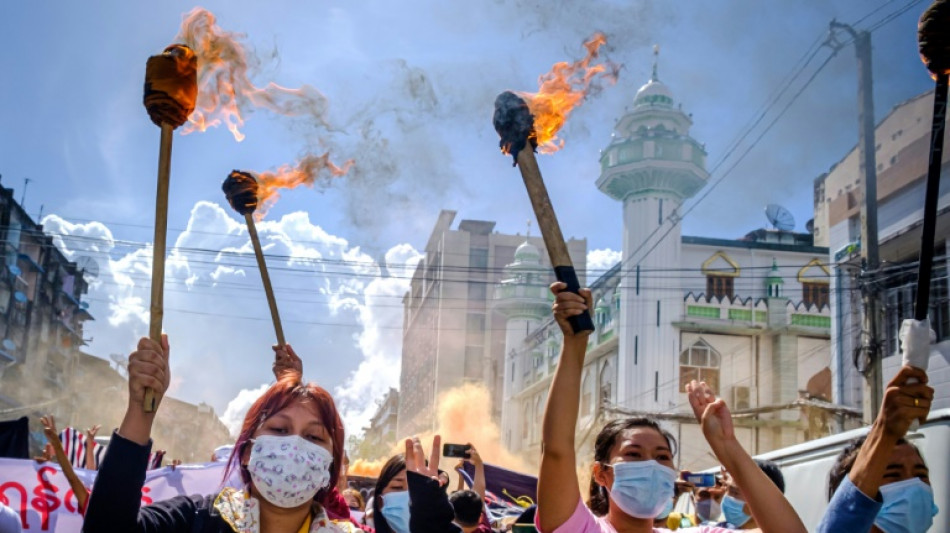 Un an apr&egrave;s le coup d'Etat, la Birmanie s'enfonce dans la violence