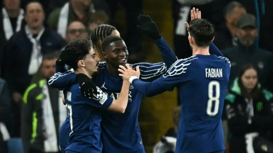 PSG perde para Aston Villa (3-2) mas avança às semifinais da Champions