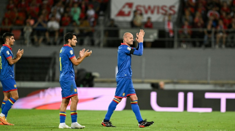 Jogador de futebol com mais tempo de sele&ccedil;&atilde;o encerra carreira internacional
