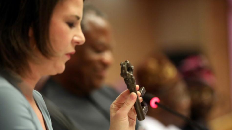 Baerbock gibt in Nigeria 20  Benin-Bronzen zur&uuml;ck