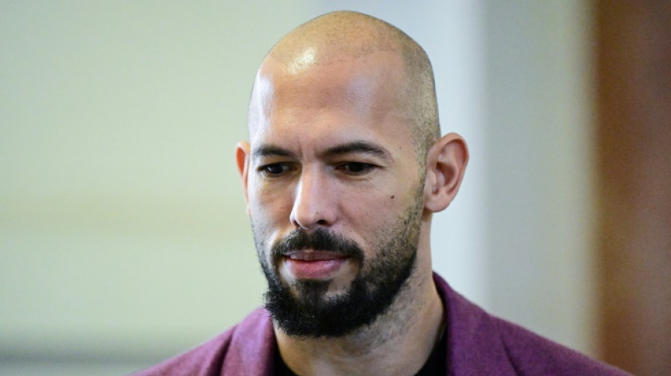 Influenciador Andrew Tate deixa Rom&ecirc;nia rumo aos EUA