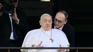 Papst zeigt sich an Fenster von Krankenhaus den Gl&auml;ubigen