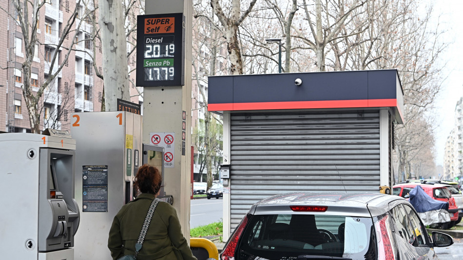I prezzi della benzina salgono ancora, al self a 1,811 euro