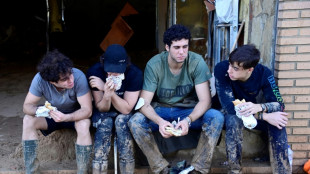 Espagne: une semaine après les inondations, nettoyage et secours toujours en cours