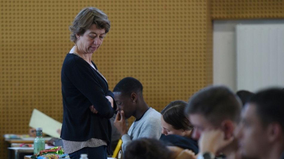 Steuerzahlerbund fordert weniger Verbeamtungen - Dobrindt sieht keinen Reformbedarf