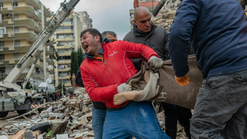 S&eacute;isme en Turquie et Syrie: plus de 2.600 morts, les secours dans le froid et la nuit