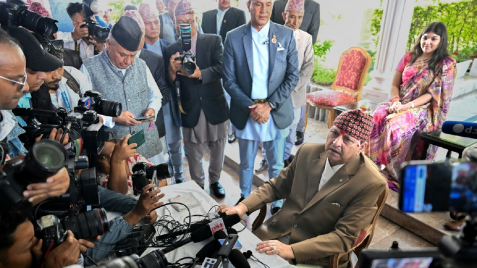 Centenas de pessoas celebram anivers&aacute;rio de rei do Nepal em sinal de apoio