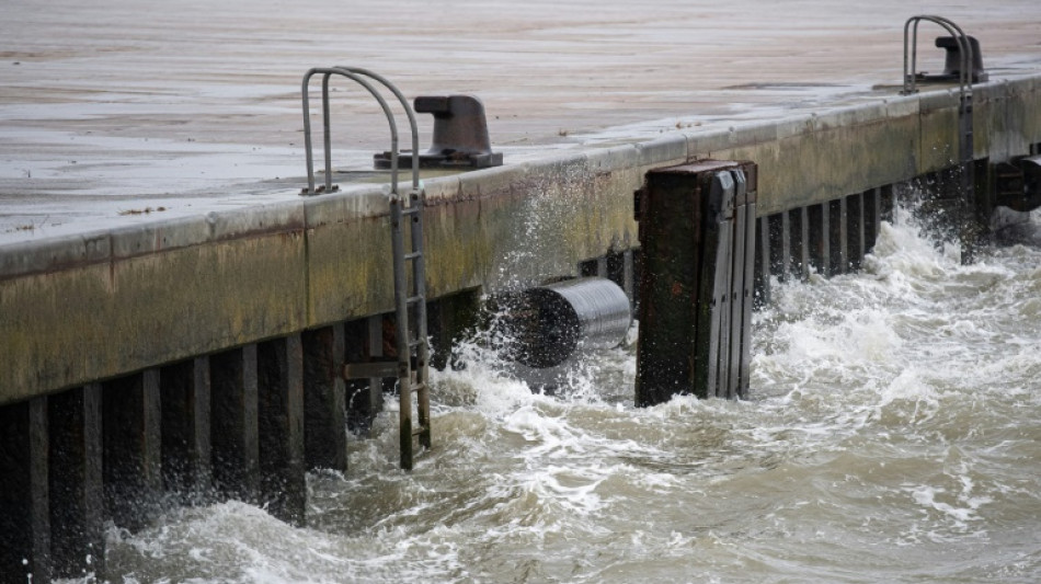 Sechsköpfige Familie strandet vor Norderney: Retter schleppen Jacht aus Brandungszone