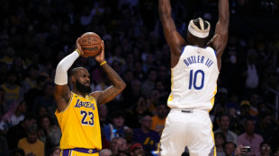 Curry scores 37 as Warriors outgun LeBron's Lakers