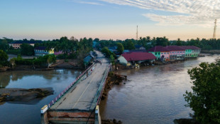 Militares auxilian a víctimas de inundaciones en Asia, que dejan más de mil muertos