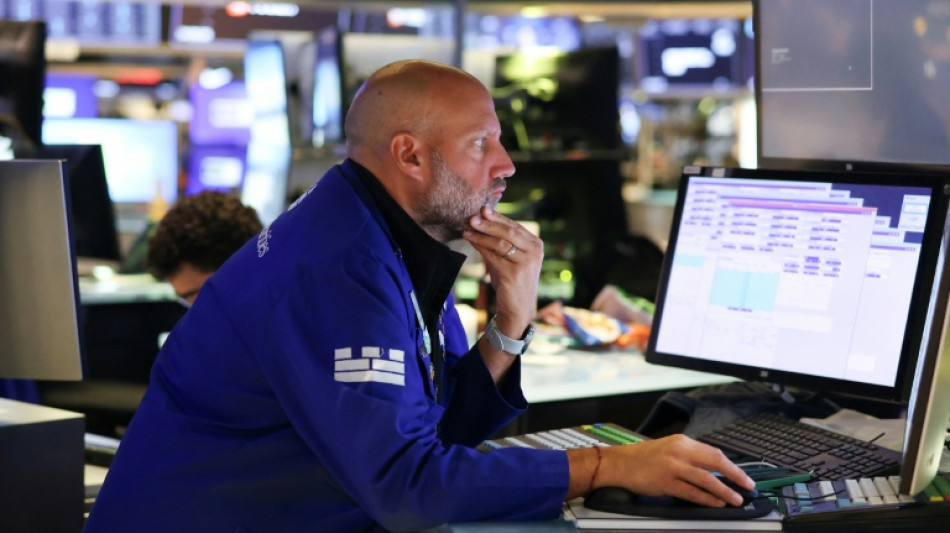 Wall Street cl&ocirc;ture sans entrain apr&egrave;s des donn&eacute;es &eacute;conomiques en demi-teinte