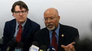 El Salvador impide a un legislador de EEUU visitar a un migrante deportado "por error"