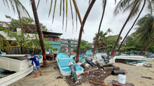 La presidenta de M&eacute;xico visita una zona afectada por el hurac&aacute;n Erick