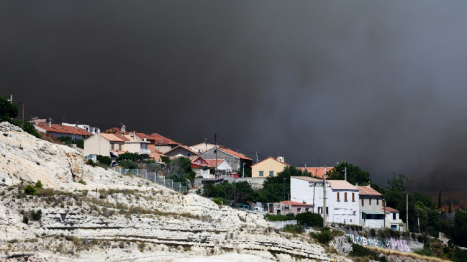 Incendie: le feu encore actif &agrave; Marseille mais baisse en intensit&eacute;
