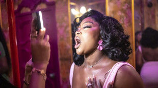 "Miroir miroir": dans les toilettes branchées, les Nigérianes sont les reines du selfie