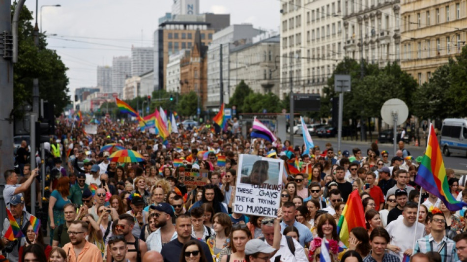 Milhares de pessoas protestam em apoio &agrave; comunidade LGBTQIA+ na Pol&ocirc;nia