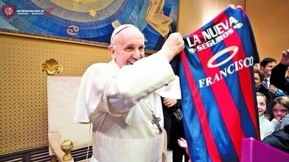 Papa: San Lorenzo in campo con maglia "Insieme per l'eternità"