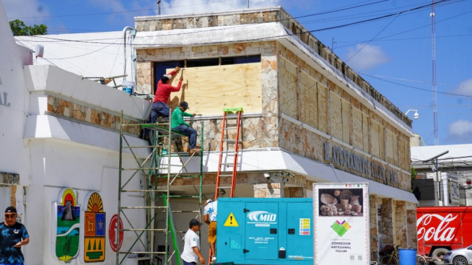 Turistas evacuados y vuelos suspendidos en M&eacute;xico ante acercamiento de Beryl