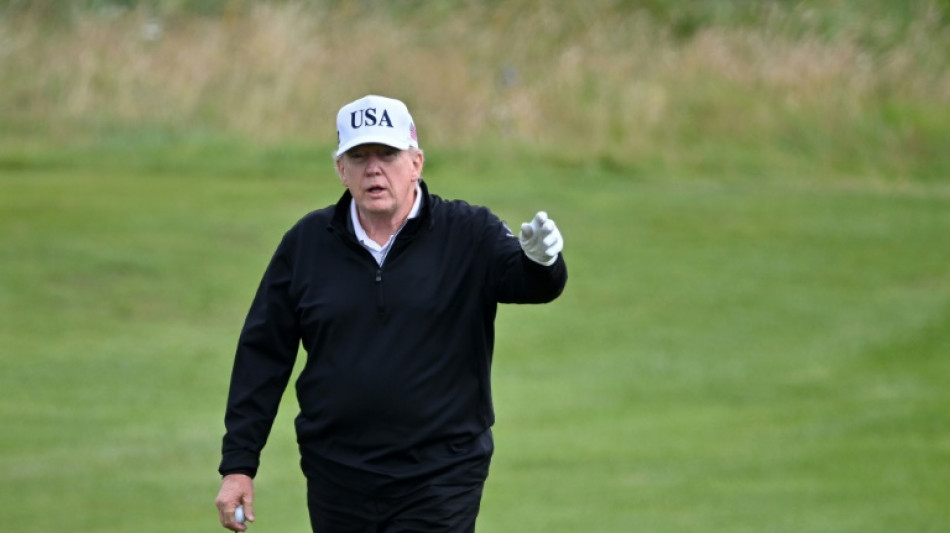 En Ecosse, Trump joue au golf tandis que des centaines de personnes manifestent contre sa visite