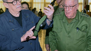 El cantautor Silvio Rodr&iacute;guez tiene un fusil ruso ante un posible ataque de EEUU a Cuba