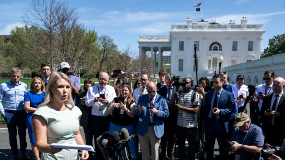 La Casa Blanca eval&uacute;a tomar el control sobre qui&eacute;n se sienta en su sala de prensa