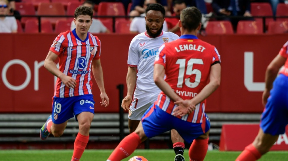 Atlético de Madrid vence Sevilla nos acréscimos (2-1) e segue vivo no Espanhol