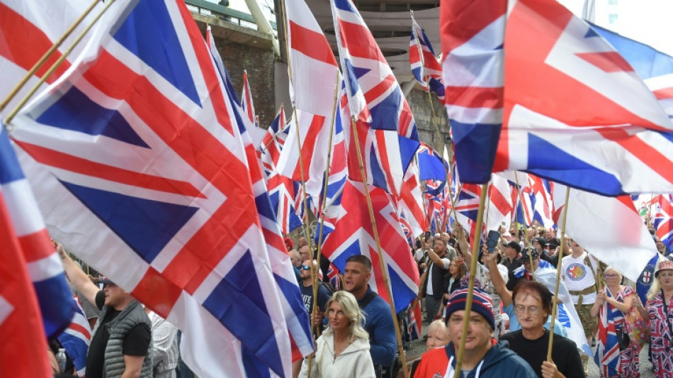 Zusammenst&ouml;&szlig;e bei einwanderungsfeindlichen Protesten in Gro&szlig;britannien
