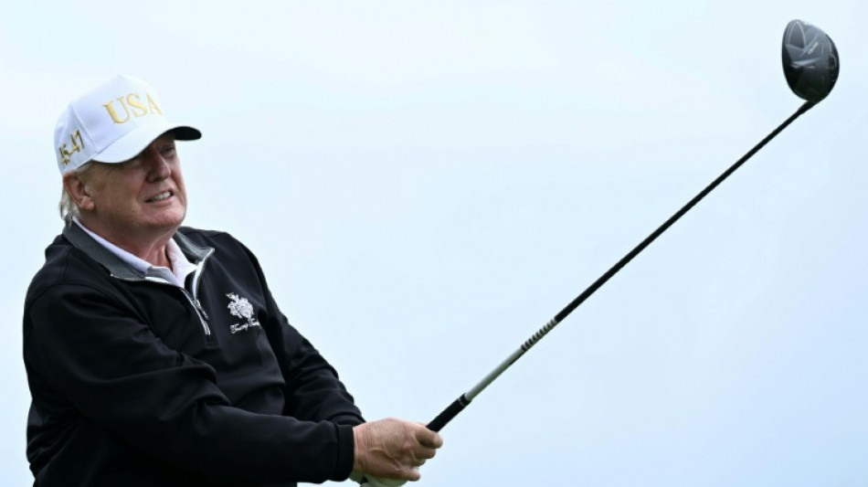 Trump inaugure un nouveau parcours de golf en conclusion de son s&eacute;jour &eacute;cossais