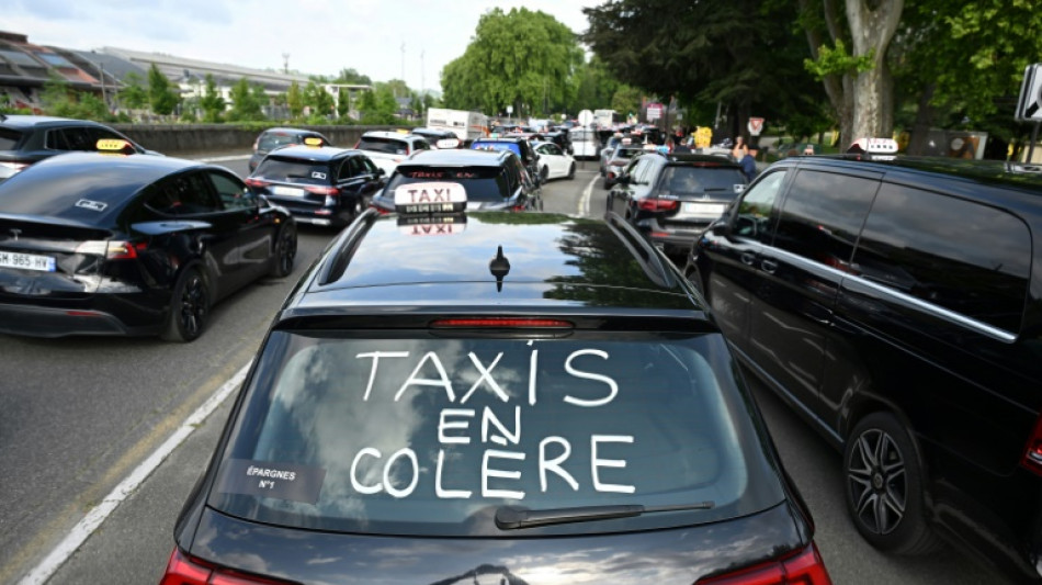 Plusieurs milliers de taxis manifestent en France